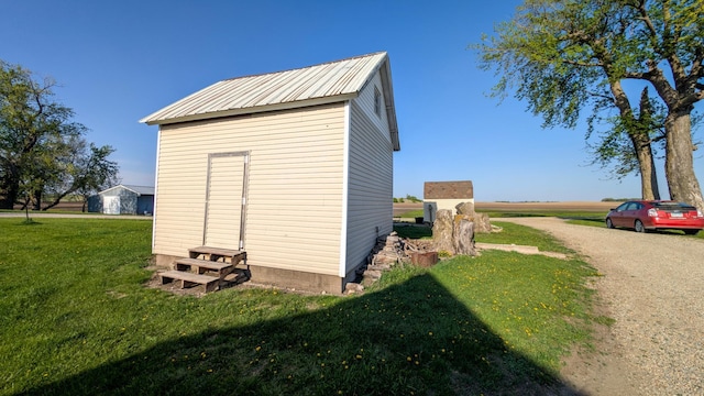 view of outdoor structure with an outdoor structure and driveway