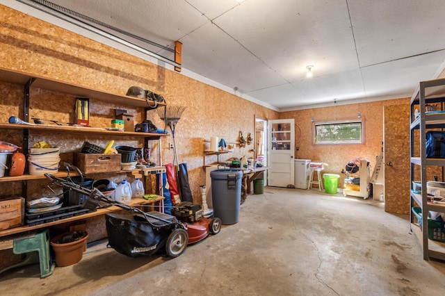 304 2nd St, Alma, WI 54610 - garage with a workshop area