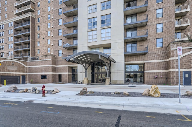 view of apartment building / complex