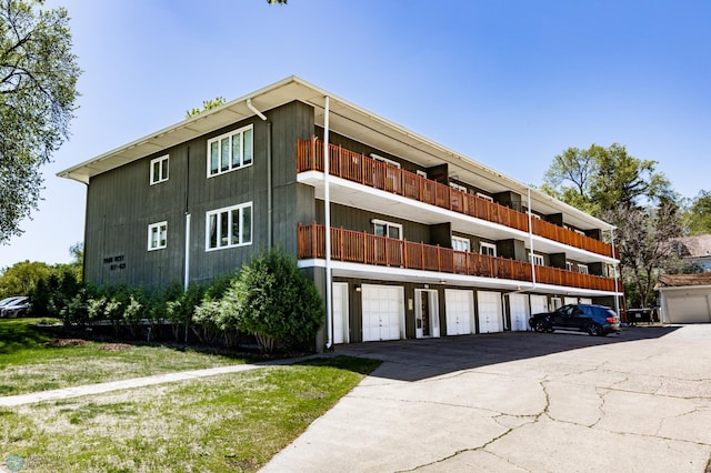 621 7th St S Unit 204, Fargo, ND 58103 - view of property featuring a garage