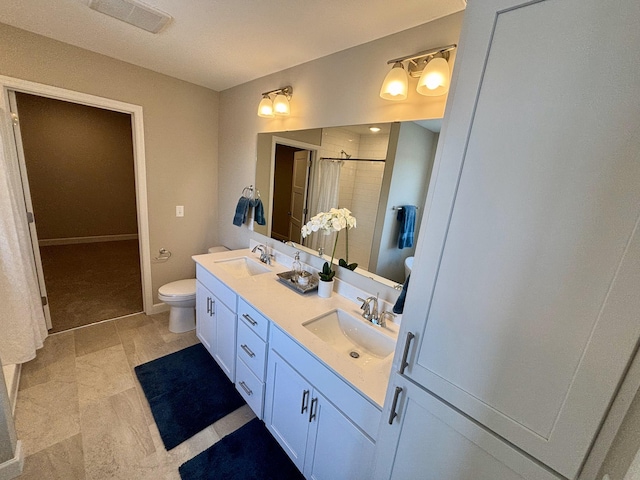 bathroom with a shower with shower curtain, toilet, double vanity, and baseboards