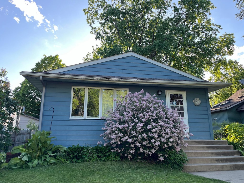 bungalow-style house featuring fence