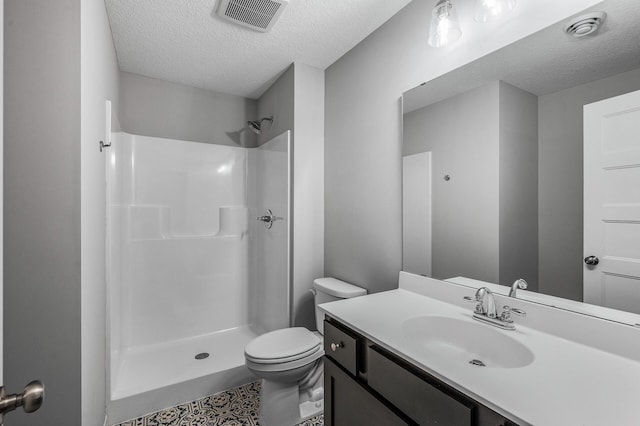 full bath with a textured ceiling, a shower, toilet, and vanity