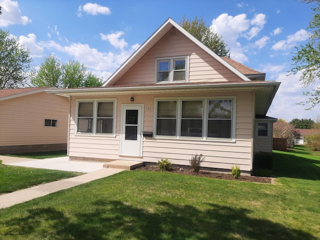 101 8th Ave N, Saint James, MN 56081 - bungalow with a front yard