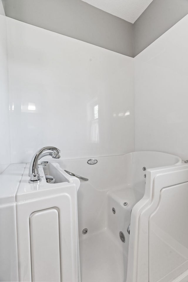 18041 224th Ave NW, Big Lake Twp, MN 55309 - full bath featuring a whirlpool tub