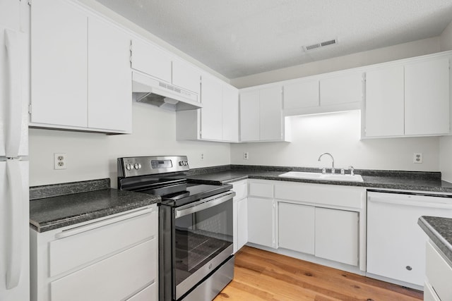 9018 Neill Lake Rd, Eden Prairie, MN 55347 - kitchen with white appliances, a sink, under cabinet range hood, dark countertops, and a textured ceiling