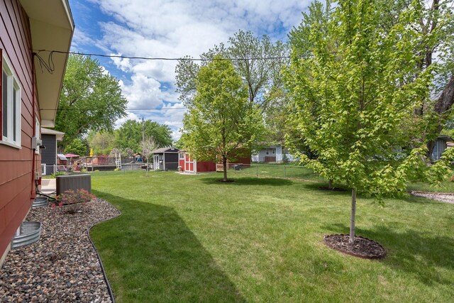 view of yard featuring an outdoor structure and a storage shed