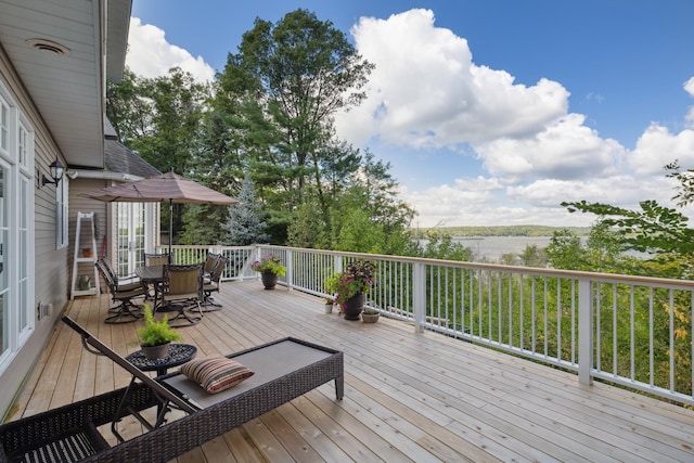 deck with outdoor dining space