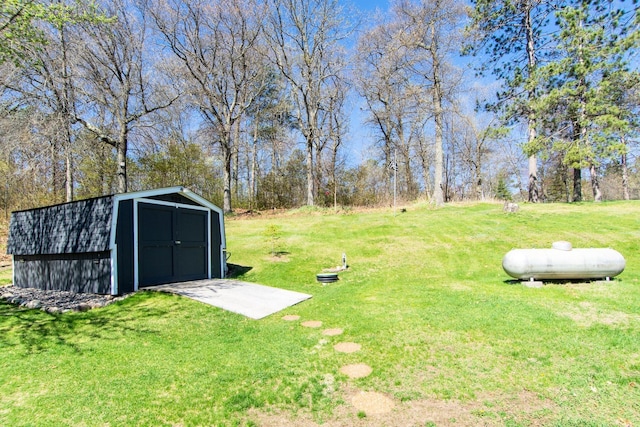 view of green lawn featuring a storage shed and an outdoor structure