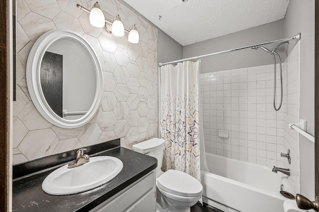 2478 Cobble Hill Alcove Unit C, Woodbury, MN 55125 - bathroom featuring toilet, shower / bath combo, vanity, a textured ceiling, and backsplash