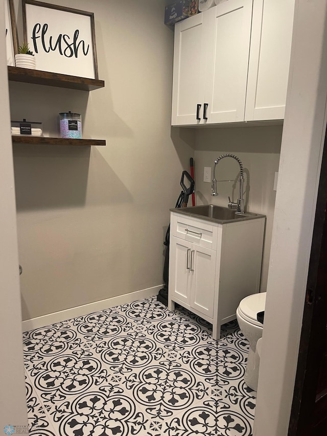 407 2nd Ave W, Lisbon, ND 58054 - laundry area featuring a sink and baseboards