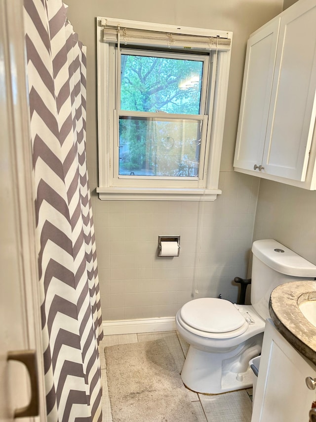1429 Circle Dr, Albert Lea, MN 56007 - full bathroom with toilet, vanity, tile walls, a shower with curtain, and tile patterned flooring