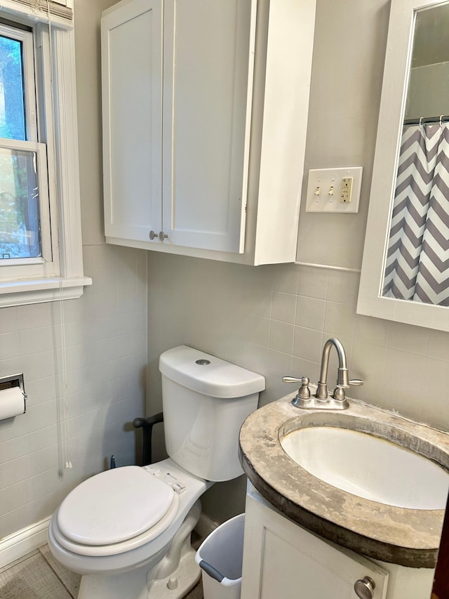1429 Circle Dr, Albert Lea, MN 56007 - bathroom featuring tile walls, toilet, vanity, decorative backsplash, and a shower with shower curtain