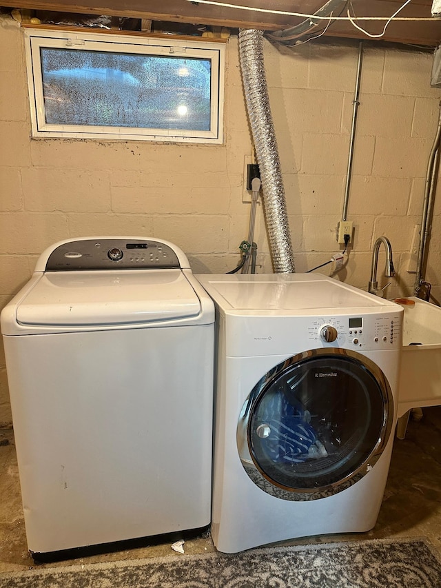 1429 Circle Dr, Albert Lea, MN 56007 - laundry area featuring independent washer and dryer