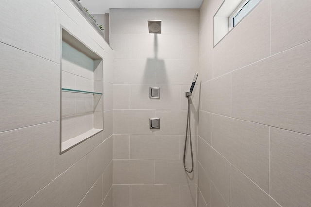 bathroom featuring a tile shower