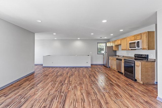 kitchen featuring stainless steel appliances, dark wood-style flooring, recessed lighting, open floor plan, and baseboards