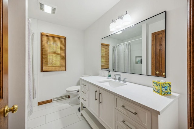 full bathroom with toilet, tile patterned floors, vanity, baseboards, and a shower with curtain