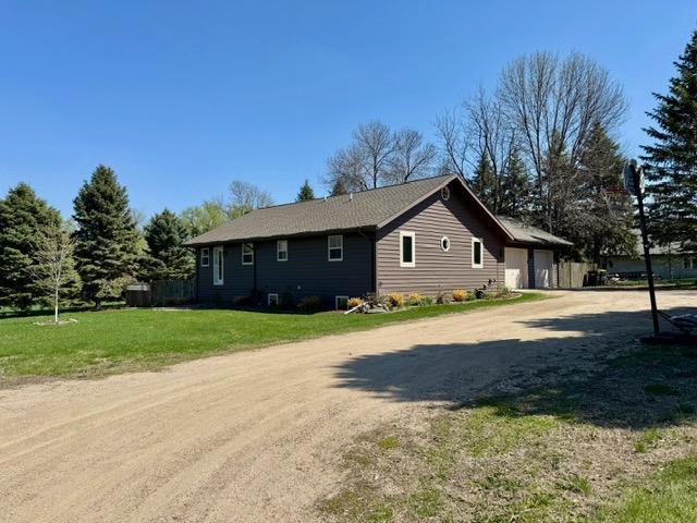 view of front facade with driveway and a front yard