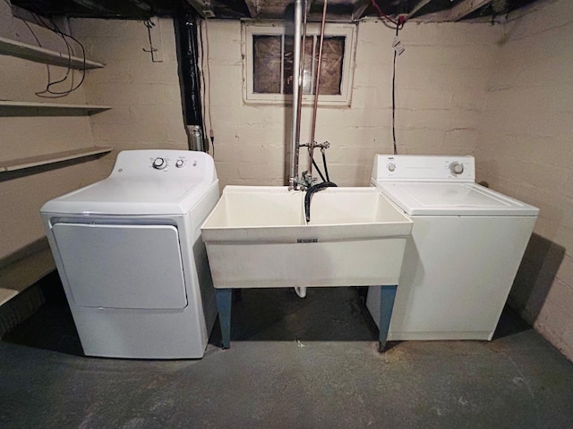 1536 Concordia Ave, Saint Paul, MN 55104 - laundry area featuring washing machine and clothes dryer