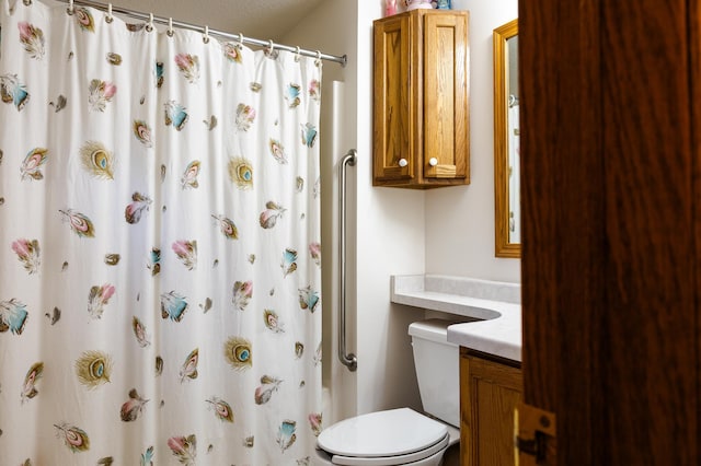 full bathroom with toilet, a shower with curtain, and vanity