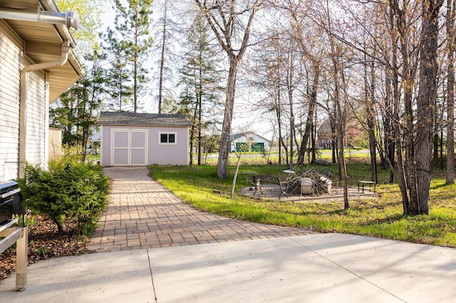 view of grassy yard with an outdoor structure and a shed