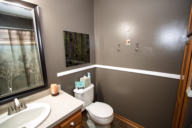 full bath featuring vanity, toilet, and a shower with curtain