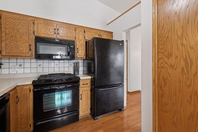 14870 Endicott Way Unit 20, Apple Valley, MN 55124 - kitchen featuring black appliances, light wood finished floors, tasteful backsplash, and light countertops