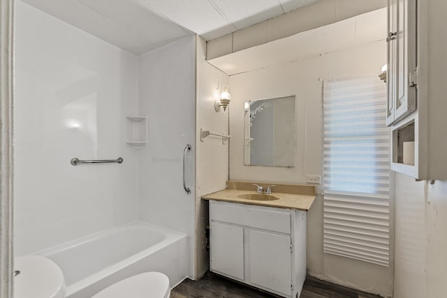 501 Forest St Unit 18, Belle Plaine, MN 56011 - full bath featuring vanity, shower / bath combination, and wood finished floors