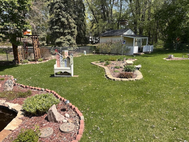 view of yard with an outdoor structure