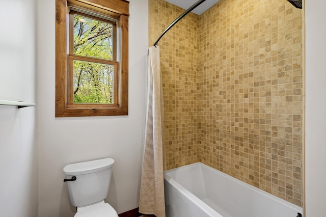 full bath featuring shower / tub combo with curtain and toilet