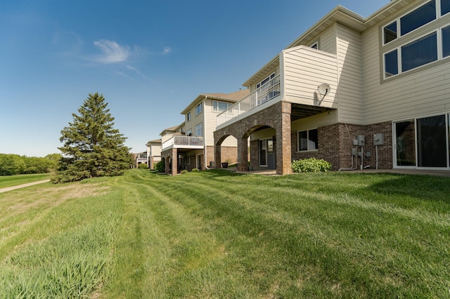 view of green lawn
