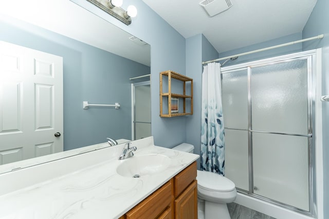 full bathroom featuring curtained shower, toilet, and vanity