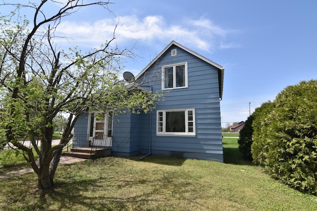 321 1st Ave SW, Baudette, MN 56623 - view of side of home featuring a lawn
