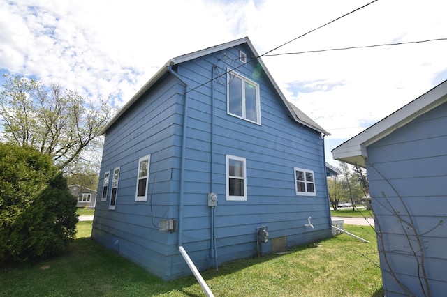 321 1st Ave SW, Baudette, MN 56623 - view of side of property featuring a lawn