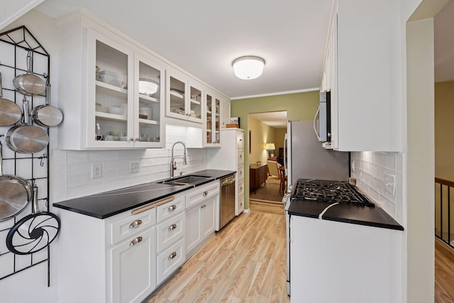1623 Black Oaks Pl N, Plymouth, MN 55447 - kitchen with stainless steel appliances, white cabinetry, dark countertops, light wood-style floors, and crown molding