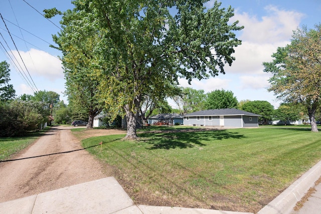 view of front of property featuring a front lawn and driveway