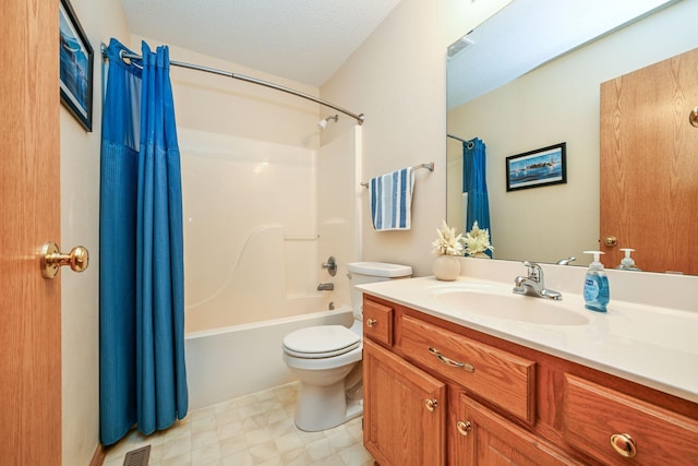 2917 85th St E, Inver Grove Heights, MN 55076 - full bathroom featuring toilet, vanity, shower / bath combo, and tile patterned floors