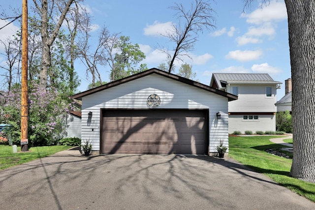 1379 7th Ave SE, Forest Lake, MN 55025 - view of front of home with an outdoor structure and a front yard