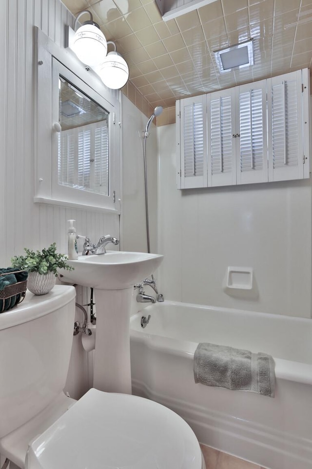 1379 7th Ave SE, Forest Lake, MN 55025 - full bath featuring toilet and washtub / shower combination