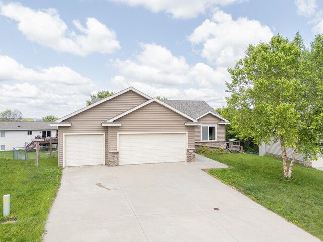 829 Dubuque Blvd, Zumbrota, MN 55992 - view of front of property featuring a front lawn and driveway