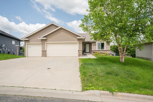 829 Dubuque Blvd, Zumbrota, MN 55992 - view of front facade featuring driveway, an attached garage, and a front lawn