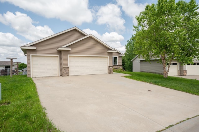 829 Dubuque Blvd, Zumbrota, MN 55992 - view of front of house featuring a front lawn