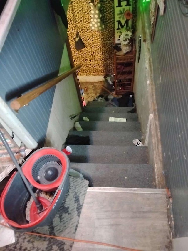411 5th St, Montevideo, MN 56265 - view of stairway