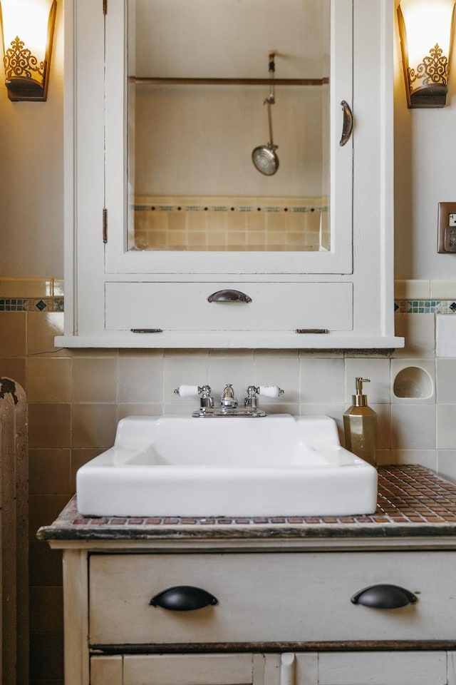 2901 Vincent Ave N, Minneapolis, MN 55411 - bathroom featuring backsplash, tile walls, and vanity