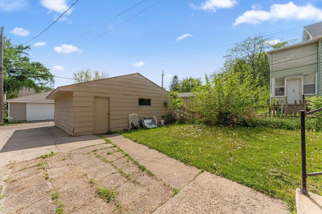 906 5th St E, Saint Paul, MN 55106 - view of grassy yard featuring a garage and an outdoor structure