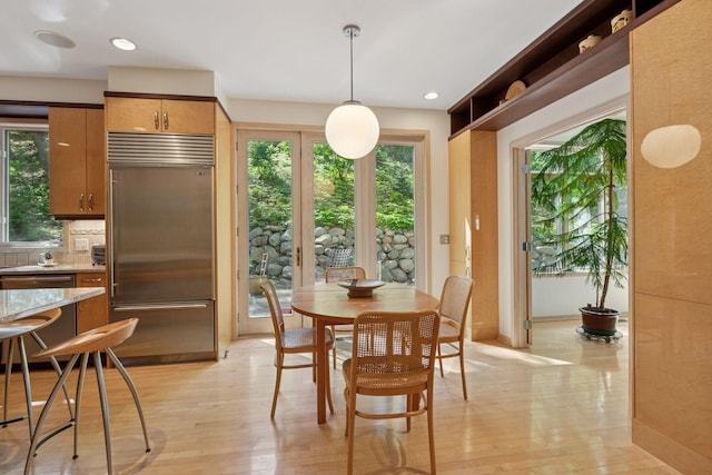 dining area featuring healthy amount of natural light, light wood-style flooring, recessed lighting, and baseboards