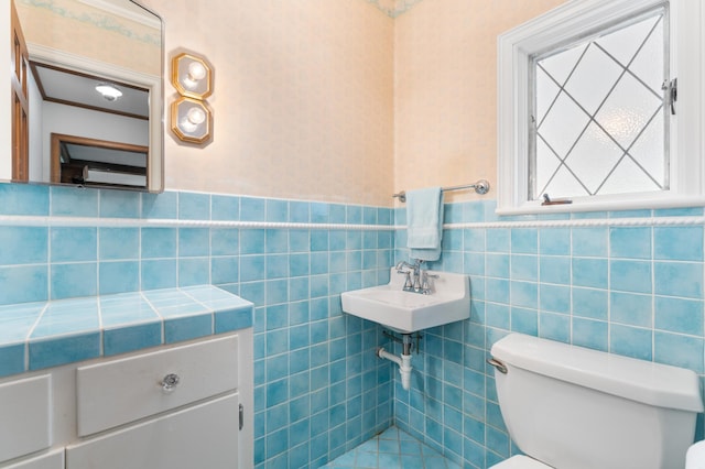 1429 20th St SW, Rochester, MN 55902 - half bathroom featuring toilet and wainscoting