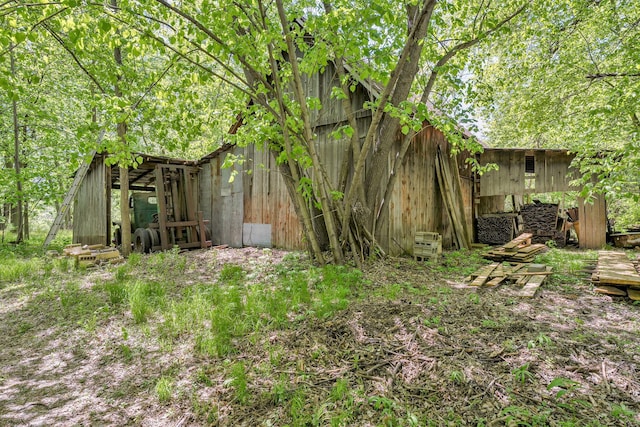 view of yard with an outdoor structure