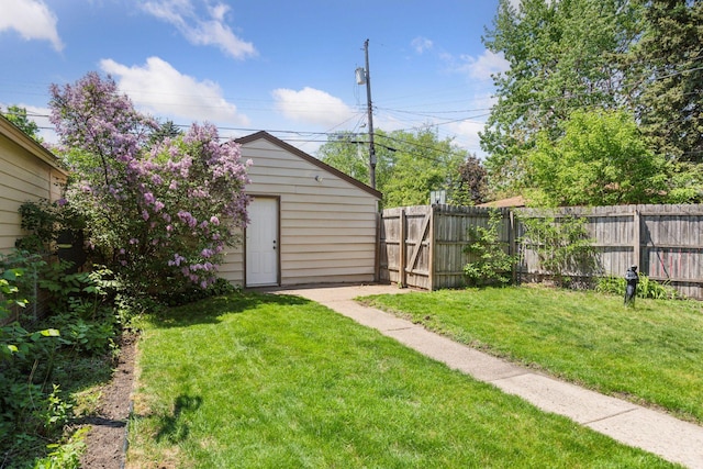 716 4th St NE, Minneapolis, MN 55413 - view of yard featuring an outbuilding