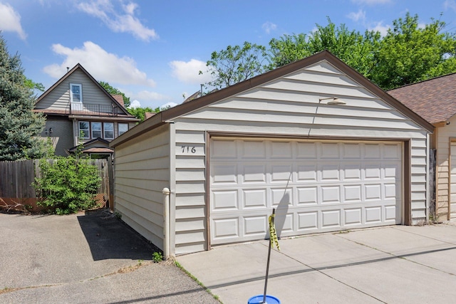 716 4th St NE, Minneapolis, MN 55413 - detached garage featuring fence